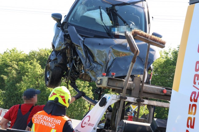 Schwerer Kreuzungscrash zwischen PKW und LKW auf Voralpenstra�e in Sierning