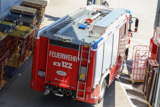 Heikle Situation in Gmunden: Auto drohte im Parkhaus eines Einkaufszentrums in Flammen aufzugehen