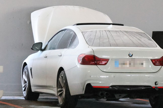 Heikle Situation in Gmunden: Auto drohte im Parkhaus eines Einkaufszentrums in Flammen aufzugehen