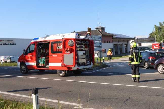 Personenrettung: Auto nach Crash auf der Salzkammergutstra�e bei Regau in B�schung gelandet