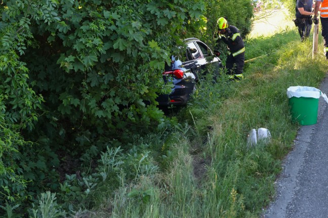 Personenrettung: Auto nach Crash auf der Salzkammergutstra�e bei Regau in B�schung gelandet