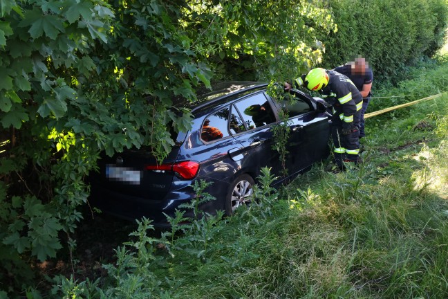 Personenrettung: Auto nach Crash auf der Salzkammergutstra�e bei Regau in B�schung gelandet