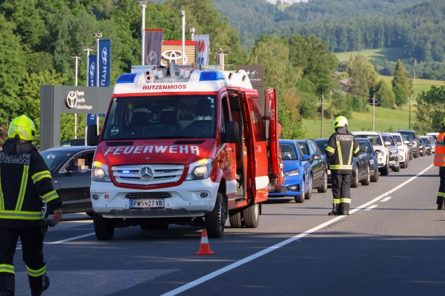 Personenrettung: Auto nach Crash auf der Salzkammergutstra�e bei Regau in B�schung gelandet