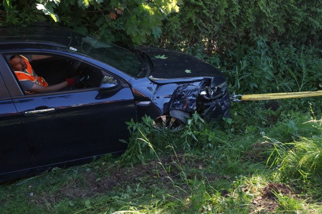 Personenrettung: Auto nach Crash auf der Salzkammergutstra�e bei Regau in B�schung gelandet