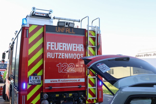 Personenrettung: Auto nach Crash auf der Salzkammergutstra�e bei Regau in B�schung gelandet