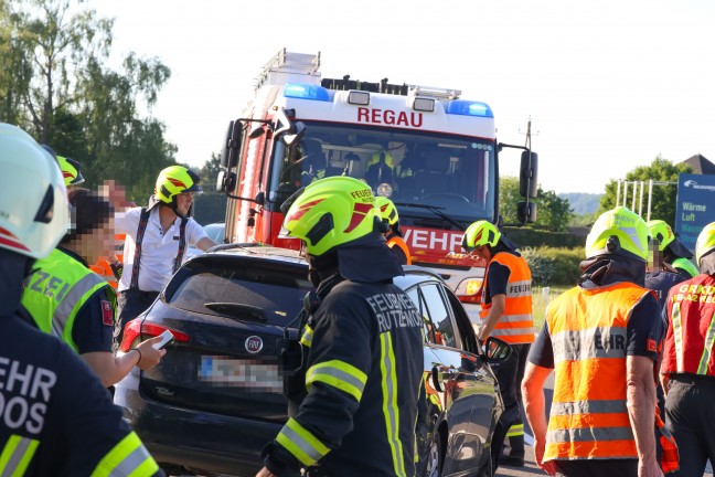 Personenrettung: Auto nach Crash auf der Salzkammergutstra�e bei Regau in B�schung gelandet
