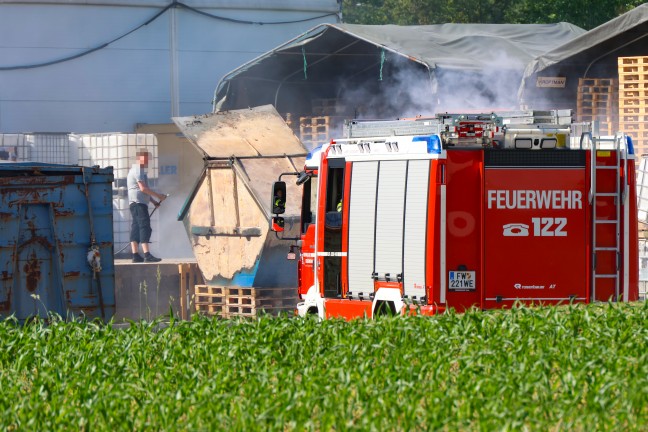 Containerbrand: Gro�aufgebot r�ckte zu Brand bei Chemiebetrieb in Wels-Schafwiesen aus