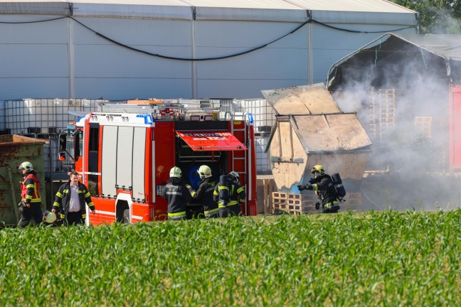 Containerbrand: Gro�aufgebot r�ckte zu Brand bei Chemiebetrieb in Wels-Schafwiesen aus