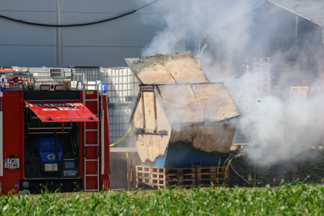 Containerbrand: Gro�aufgebot r�ckte zu Brand bei Chemiebetrieb in Wels-Schafwiesen aus