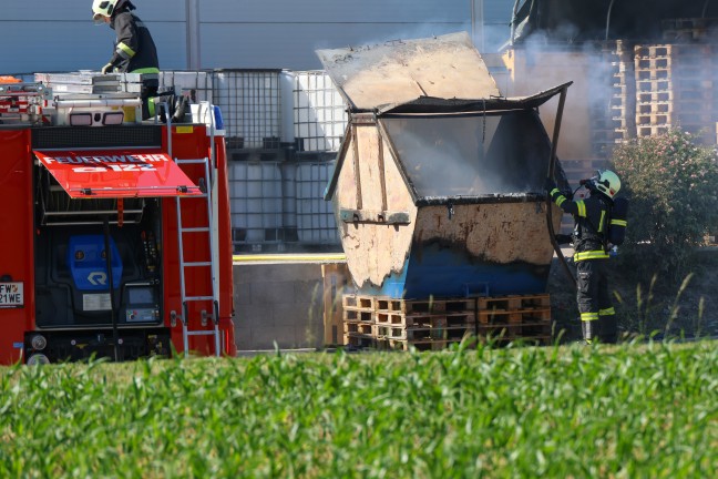 Containerbrand: Gro�aufgebot r�ckte zu Brand bei Chemiebetrieb in Wels-Schafwiesen aus