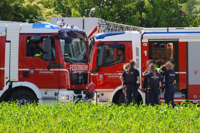 Containerbrand: Gro�aufgebot r�ckte zu Brand bei Chemiebetrieb in Wels-Schafwiesen aus