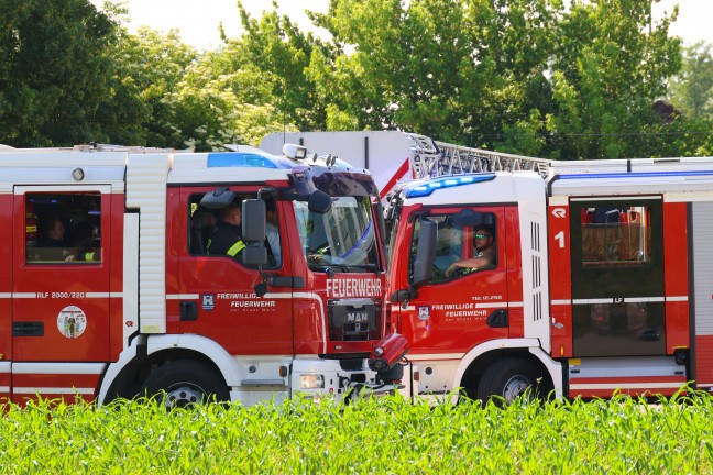 Containerbrand: Gro�aufgebot r�ckte zu Brand bei Chemiebetrieb in Wels-Schafwiesen aus