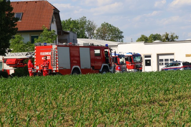 Containerbrand: Gro�aufgebot r�ckte zu Brand bei Chemiebetrieb in Wels-Schafwiesen aus