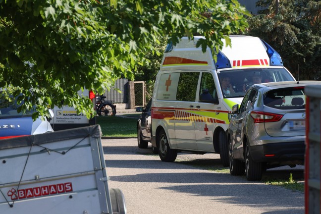 Kleinbrand an einer Fassade eines Reihenhauses in Wels-Vogelweide mittels Gartenschlauch gel�scht