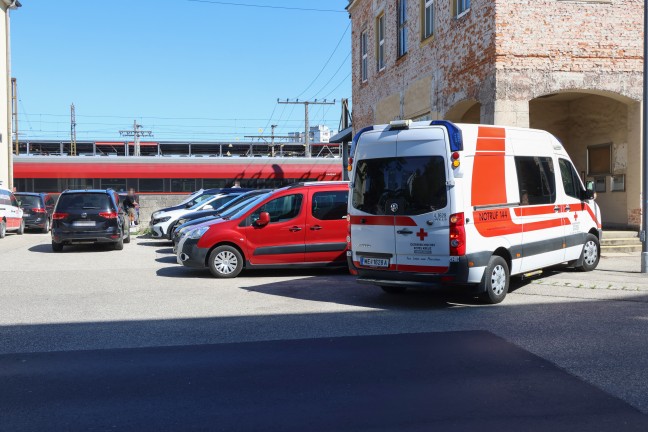Rettungseinsatz: Person im Bahnhofsbereich in Wels-Innenstadt von Zug erfasst und t�dlich verletzt