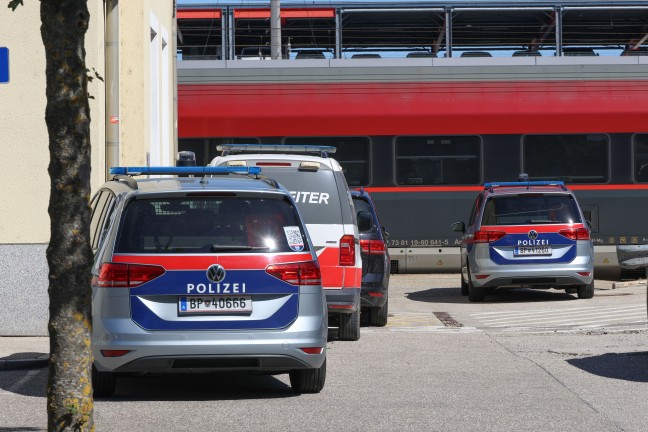 Rettungseinsatz: Person im Bahnhofsbereich in Wels-Innenstadt von Zug erfasst und t�dlich verletzt