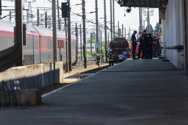 Rettungseinsatz: Person im Bahnhofsbereich in Wels-Innenstadt von Zug erfasst und t�dlich verletzt