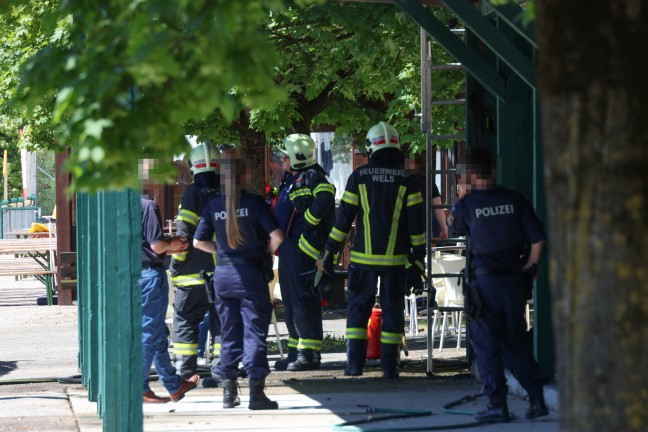 Brand bei einem Unterstand am Gel�nde einer Trabrennbahn in Wels-Lichtenegg