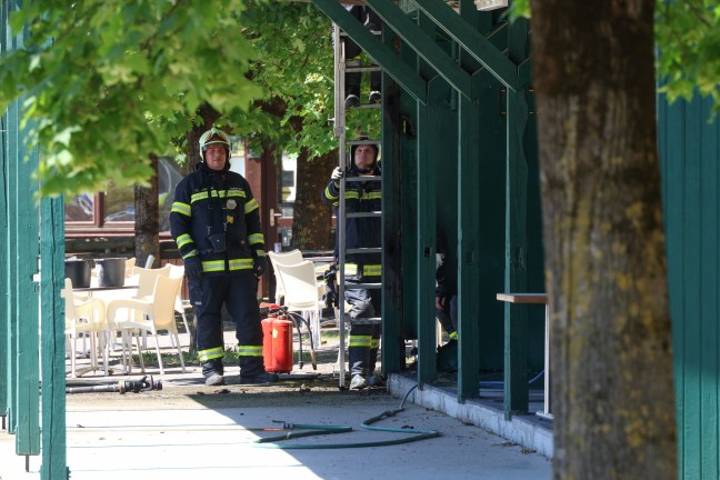 Brand bei einem Unterstand am Gel�nde einer Trabrennbahn in Wels-Lichtenegg