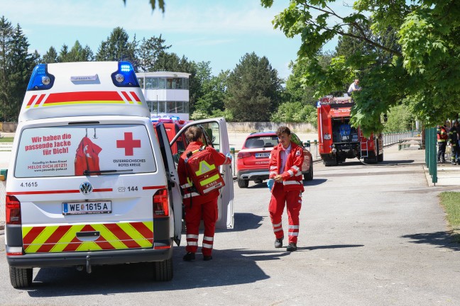 Brand bei einem Unterstand am Gel�nde einer Trabrennbahn in Wels-Lichtenegg