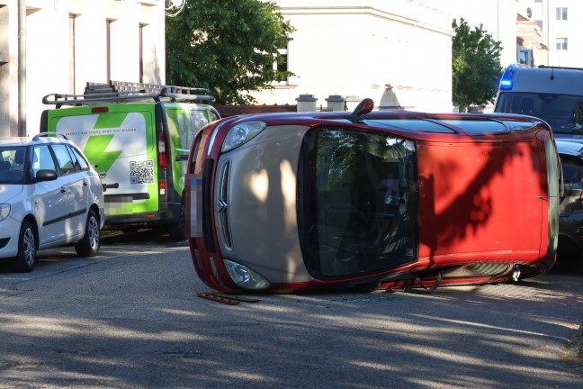 Auto lag nach heftigem Kreuzungscrash in Wels-Innenstadt auf der Fahrerseite