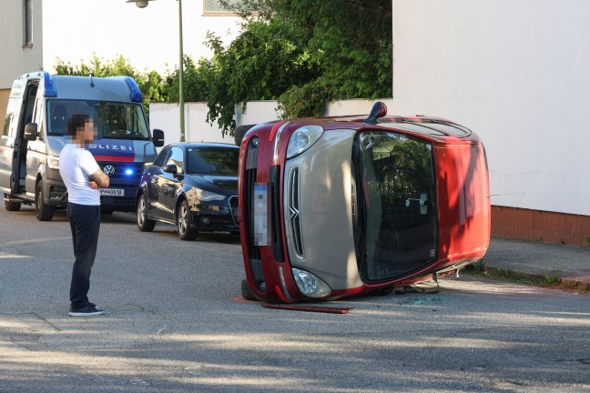 Auto lag nach heftigem Kreuzungscrash in Wels-Innenstadt auf der Fahrerseite
