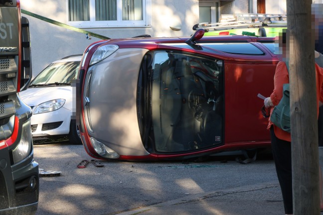 Auto lag nach heftigem Kreuzungscrash in Wels-Innenstadt auf der Fahrerseite