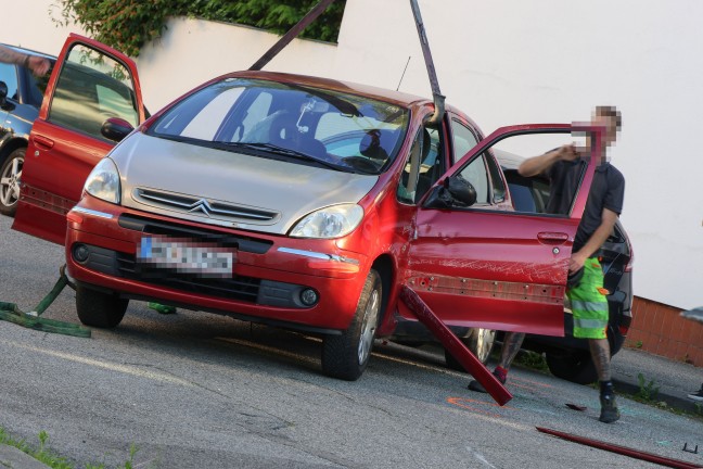 Auto lag nach heftigem Kreuzungscrash in Wels-Innenstadt auf der Fahrerseite