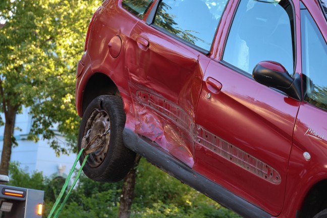 Auto lag nach heftigem Kreuzungscrash in Wels-Innenstadt auf der Fahrerseite