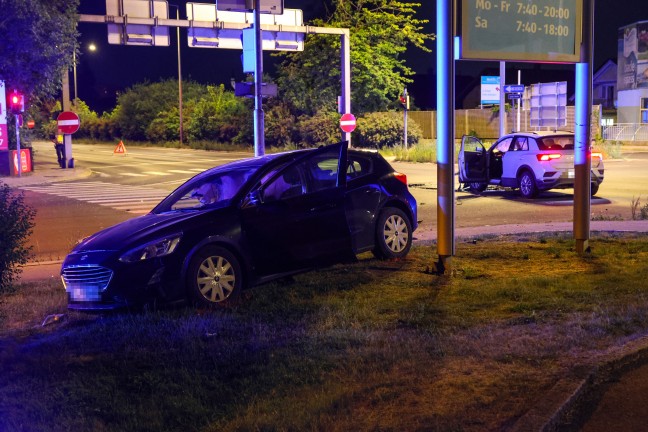 Schwere Kreuzungskollision zwischen zwei Autos in Wels-Pernau fordert drei Verletzte