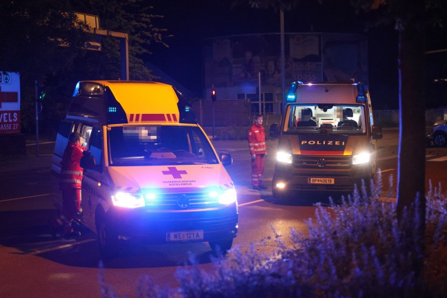 Schwere Kreuzungskollision zwischen zwei Autos in Wels-Pernau fordert drei Verletzte