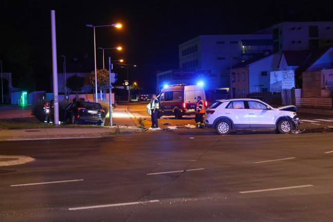 Schwere Kreuzungskollision zwischen zwei Autos in Wels-Pernau fordert drei Verletzte
