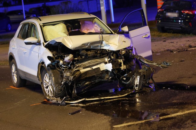 Schwere Kreuzungskollision zwischen zwei Autos in Wels-Pernau fordert drei Verletzte