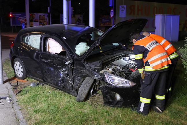 Schwere Kreuzungskollision zwischen zwei Autos in Wels-Pernau fordert drei Verletzte