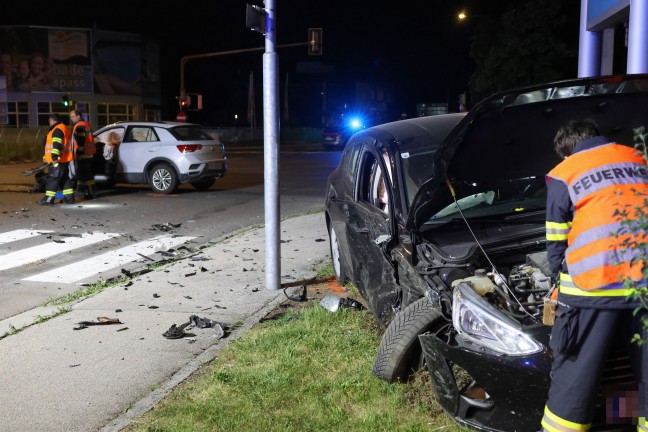 Schwere Kreuzungskollision zwischen zwei Autos in Wels-Pernau fordert drei Verletzte