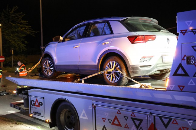 Schwere Kreuzungskollision zwischen zwei Autos in Wels-Pernau fordert drei Verletzte
