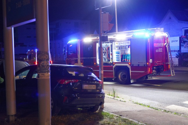 Schwere Kreuzungskollision zwischen zwei Autos in Wels-Pernau fordert drei Verletzte