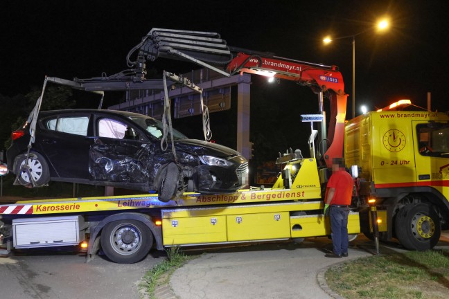 Schwere Kreuzungskollision zwischen zwei Autos in Wels-Pernau fordert drei Verletzte