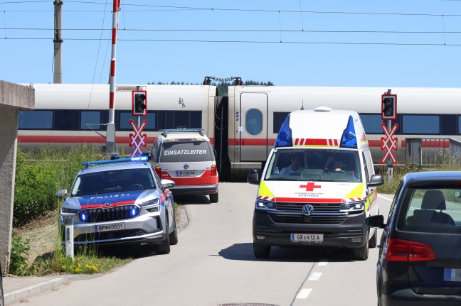 Auto auf Bahn�bergang in Taufkirchen an der Trattnach mit Hochgeschwindigkeitszug kollidiert