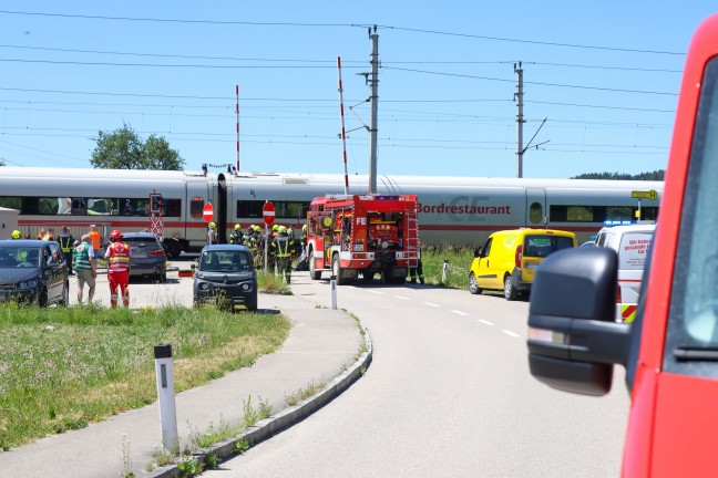 Auto auf Bahn�bergang in Taufkirchen an der Trattnach mit Hochgeschwindigkeitszug kollidiert