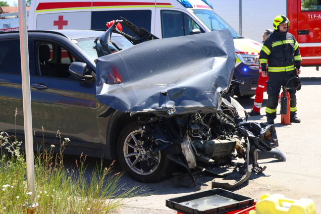 Auto auf Bahn�bergang in Taufkirchen an der Trattnach mit Hochgeschwindigkeitszug kollidiert