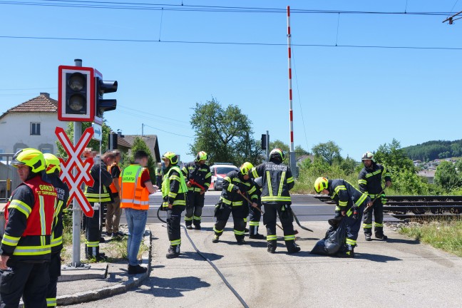 Auto auf Bahn�bergang in Taufkirchen an der Trattnach mit Hochgeschwindigkeitszug kollidiert
