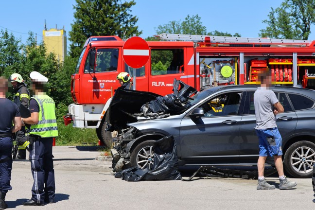 Auto auf Bahn�bergang in Taufkirchen an der Trattnach mit Hochgeschwindigkeitszug kollidiert