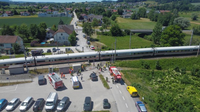 Auto auf Bahn�bergang in Taufkirchen an der Trattnach mit Hochgeschwindigkeitszug kollidiert