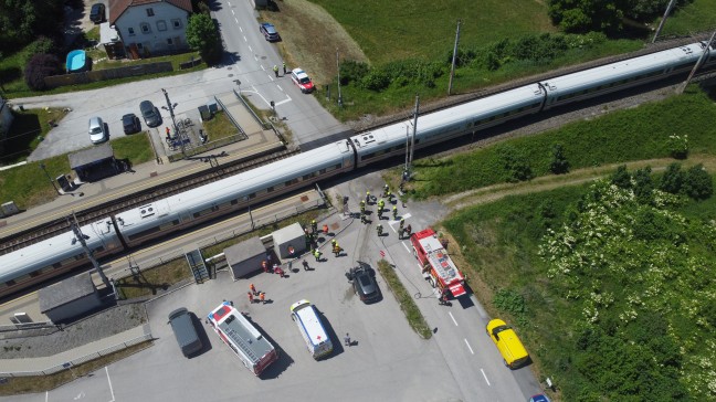 Auto auf Bahn�bergang in Taufkirchen an der Trattnach mit Hochgeschwindigkeitszug kollidiert