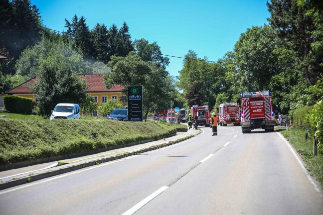 Traktor in Vollbrand: Zehn Feuerwehren zu Brand auf Bauernhof in Wei�kirchen an der Traun alarmiert