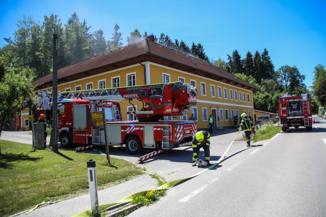 Traktor in Vollbrand: Zehn Feuerwehren zu Brand auf Bauernhof in Wei�kirchen an der Traun alarmiert