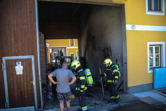 Traktor in Vollbrand: Zehn Feuerwehren zu Brand auf Bauernhof in Wei�kirchen an der Traun alarmiert