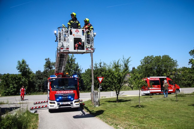 Traktor in Vollbrand: Zehn Feuerwehren zu Brand auf Bauernhof in Wei�kirchen an der Traun alarmiert