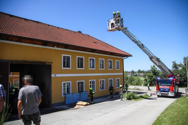 Traktor in Vollbrand: Zehn Feuerwehren zu Brand auf Bauernhof in Wei�kirchen an der Traun alarmiert
